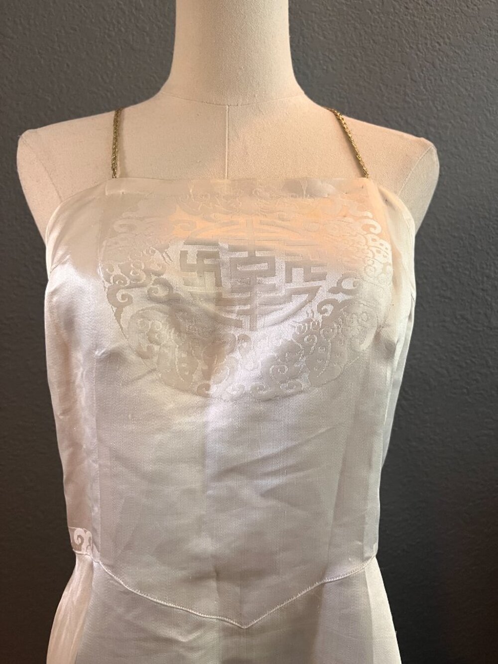 VINTAGE 50'S JOHN DOYLE BISHOP SEATTLE ASIAN INSPIRED SATIN DRESS IVORY & GOLD - Picture 2 of 15